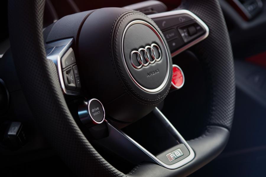 Детали интерьера Audi R8 V10 RWD Coupe 2020 года  (AU) (фото 24 из 35)